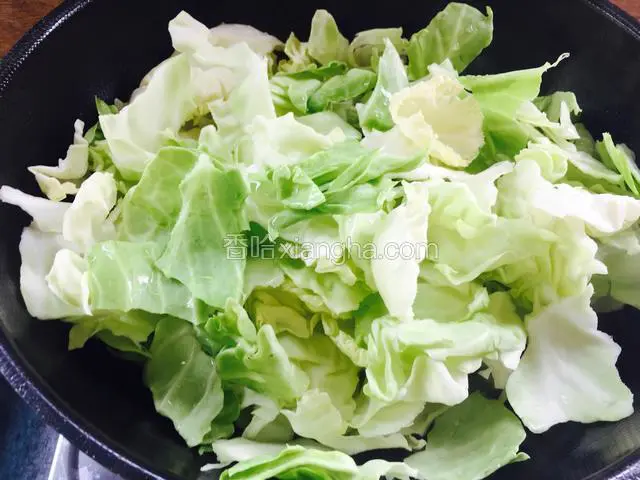 倒入卷心菜翻炒。