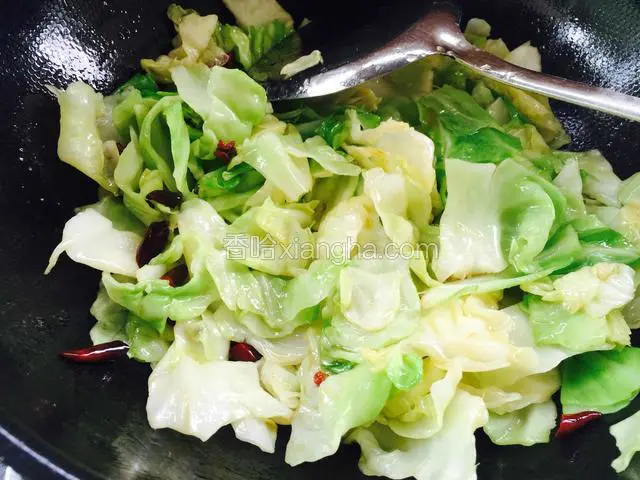 炒到菜都变软了就关火出锅装盘。