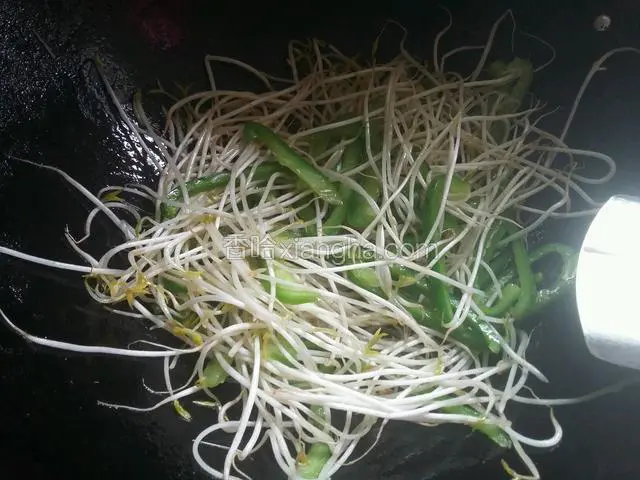 再放入绿豆芽 ，  翻炒一分钟！