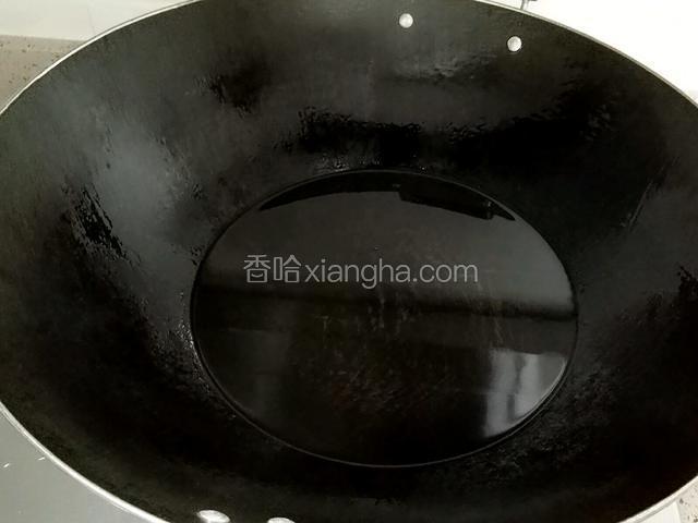 佐料炸香以后，捞出佐料不要，继续开火把油温烧至锅面冒青烟就可以关火。