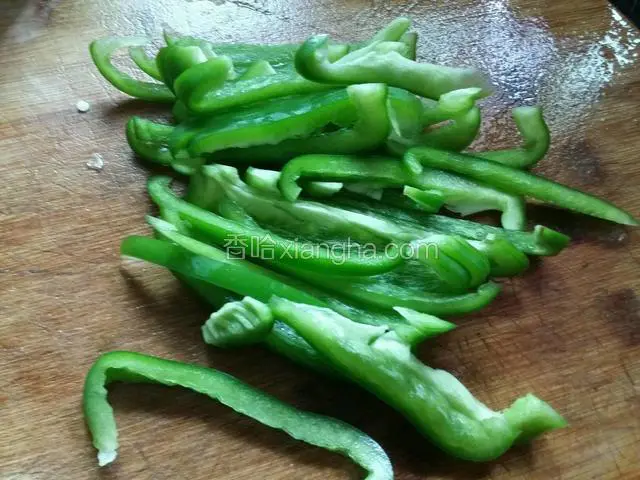 青椒洗净去蒂，切成丝。