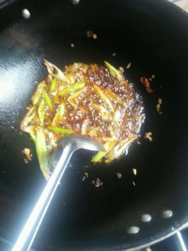 下豆瓣常沧椒煸香下辅料出味。