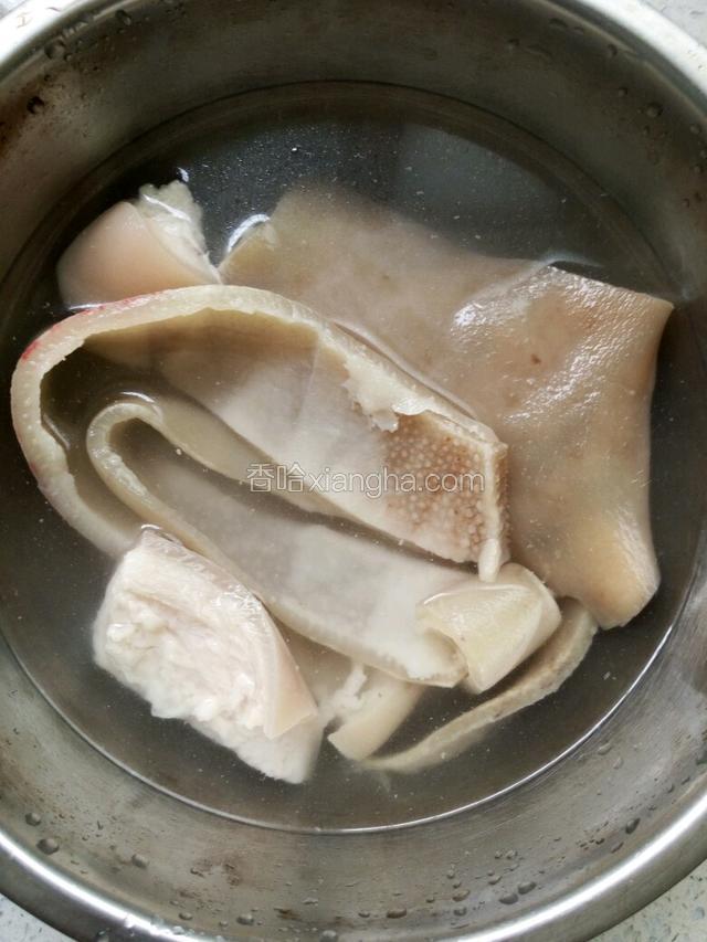 煮好的肉皮放入凉水中