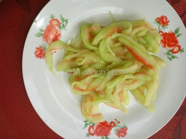 西瓜皮用手攥去水份，放在清水里洗一下（瓜皮用盐腌过了有底味，可以根据自己的口味适量添加点盐）