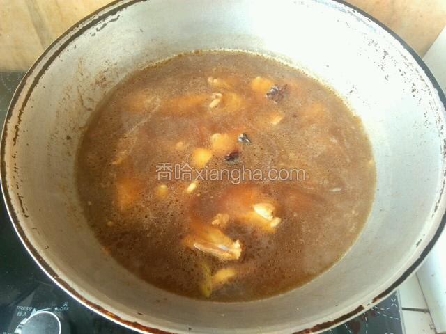 鸡腿肉翻炒上色后，加入适量的热水（我大约加了1800毫升的水），开中火盖上盖子炖15分钟左右