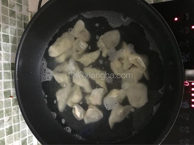 锅中放入适量水，水烧开后把馄饨到进去煮，煮的过程用锅铲翻动以免粘锅