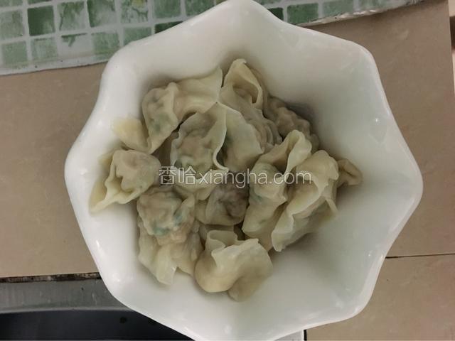 煮好的馄饨捞出