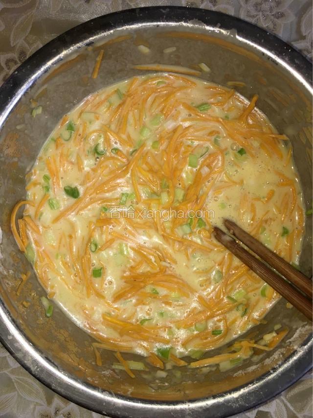 加面粉，食用油，五香粉，盐，水，搅拌均匀。