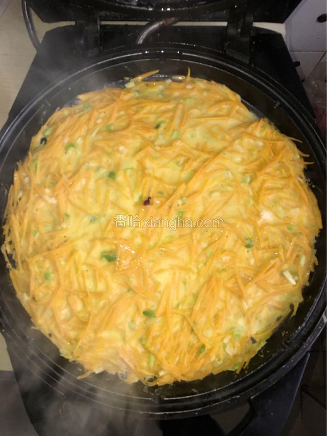 待一面煎熟后，翻面，如果你的电饼档够好可以不用翻面，两面煎熟后，出锅。