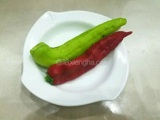 将青红椒洗干净备用。