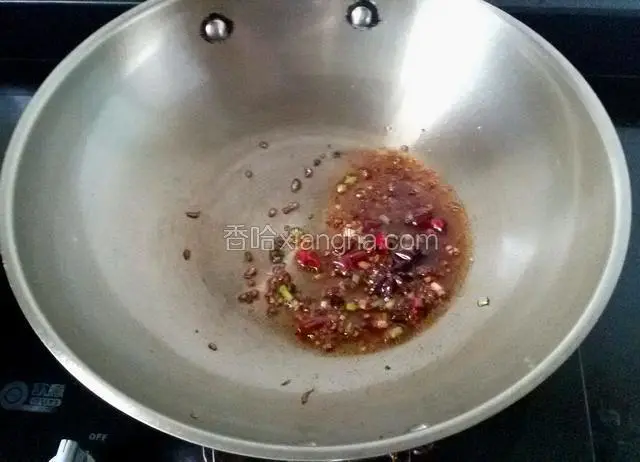 葱姜煸香以后放生抽，老陈醋，白糖炒香。（不用放盐，因为萝卜腌的已经有盐味了）