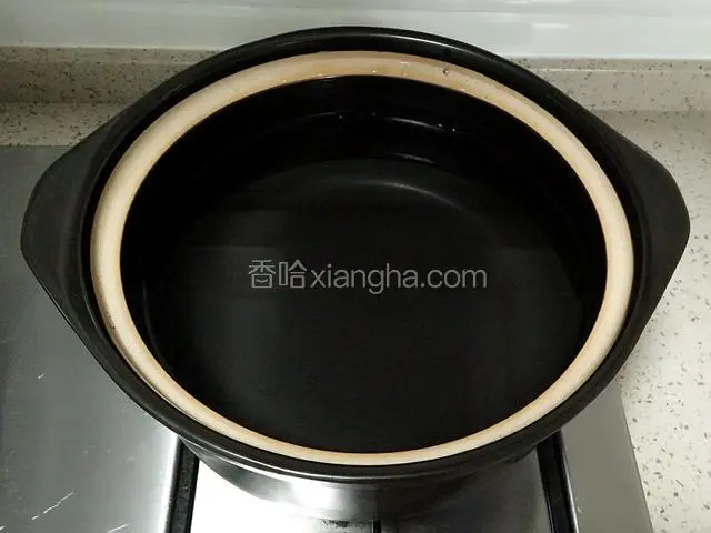 熬粥还是选用砂锅比较好，准备砂锅添加适量的水开火预热。