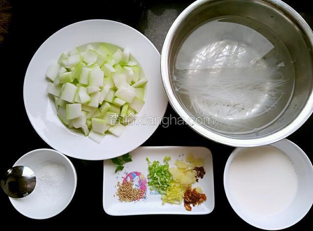 准备食材，冬瓜去瓤切小块。粉条泡好（一小时左右），姜切末，蒜切片，葱切末。