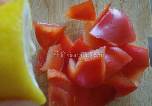 加适量蜂蜜 胡椒粉 挤入柠檬汁 拌匀