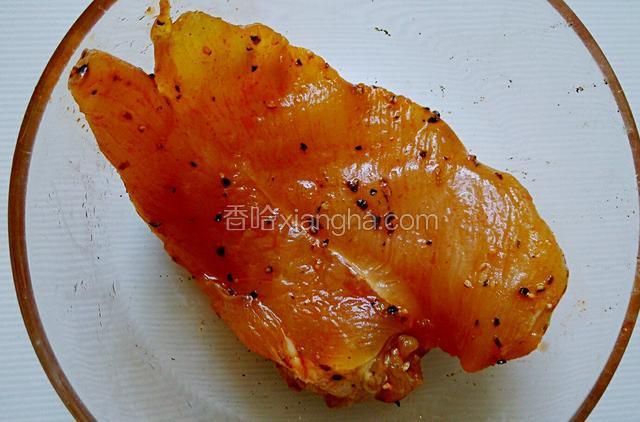 这是我提前腌制的黑椒鸡胸肉