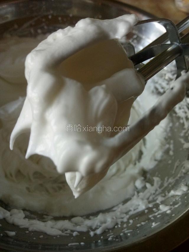 蛋清液加入1/3细砂糖和5滴柠檬汁（没有可加5滴白醋）用电动打蛋器低速打发至初起纹路时，加入剩下的糖高速打发，直至提起打蛋器时发泡能拉出尖尖的小弯勾。