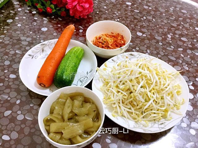 准备食材。绿豆芽300克，黄瓜1根，胡萝卜1根，辣白菜100克，拉皮150克。