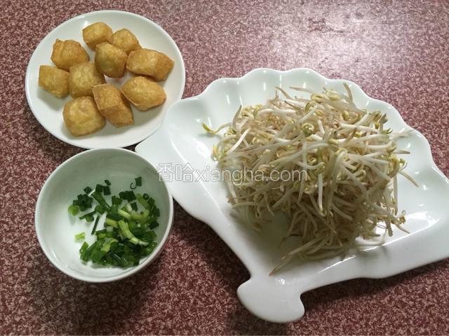 绿豆芽去掉根部洗净后沥干水分备用，葱切葱花