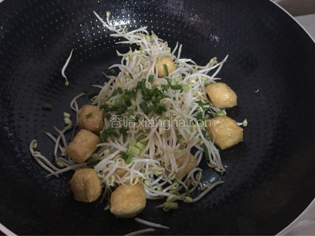 放入葱花翻炒均匀
