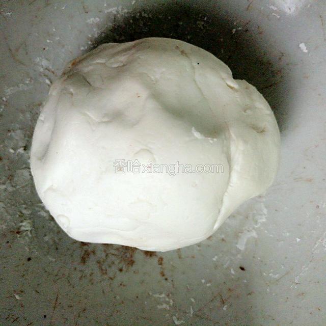 将糯米粉冷水和成面团