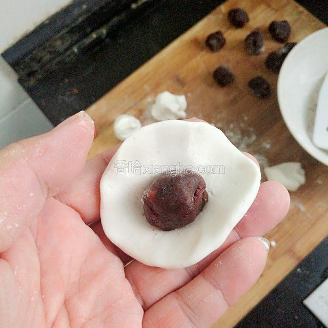 分成小块按扁包入豆沙