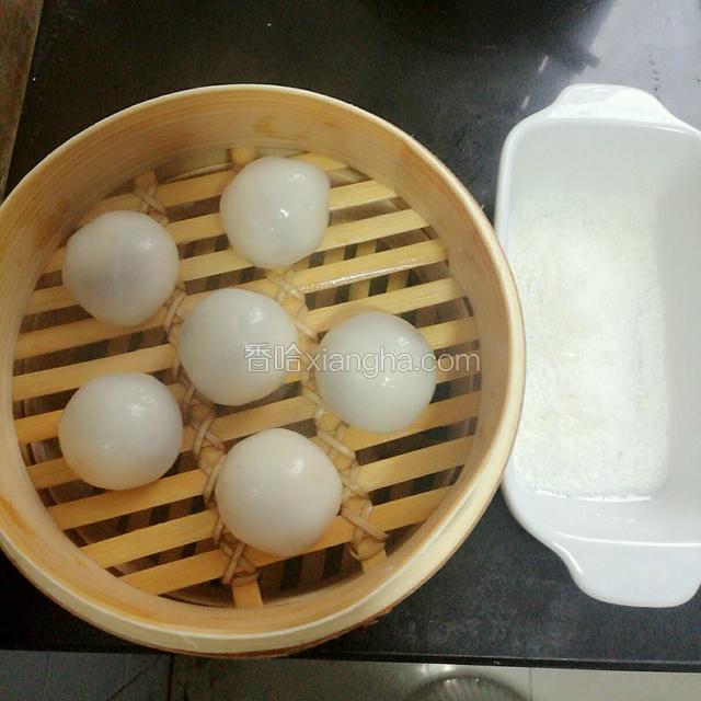 包成汤圆状，开水上笼蒸10分钟。