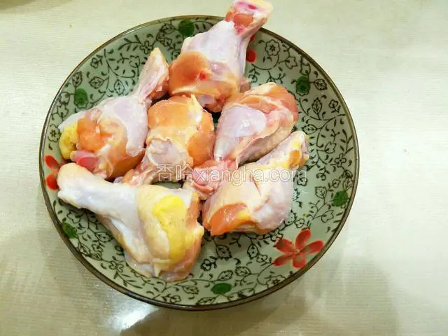 将鸡翅根洗干净备用。