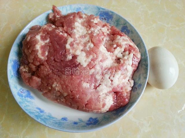 准备好肉末和鸭蛋