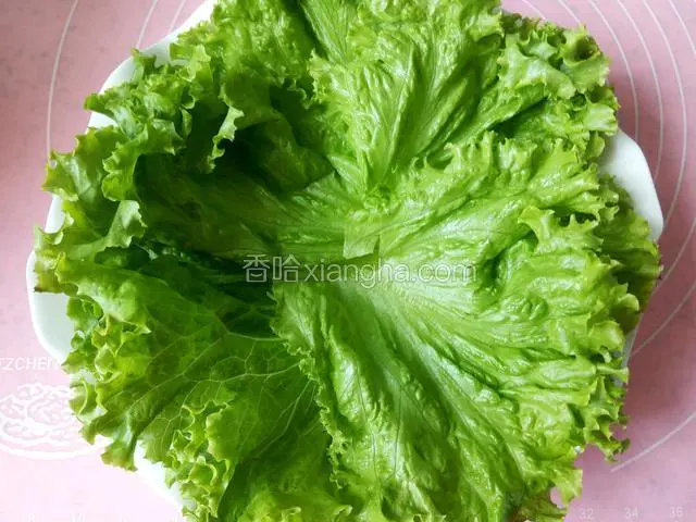 准备好洗净的生菜叶铺在盘子上