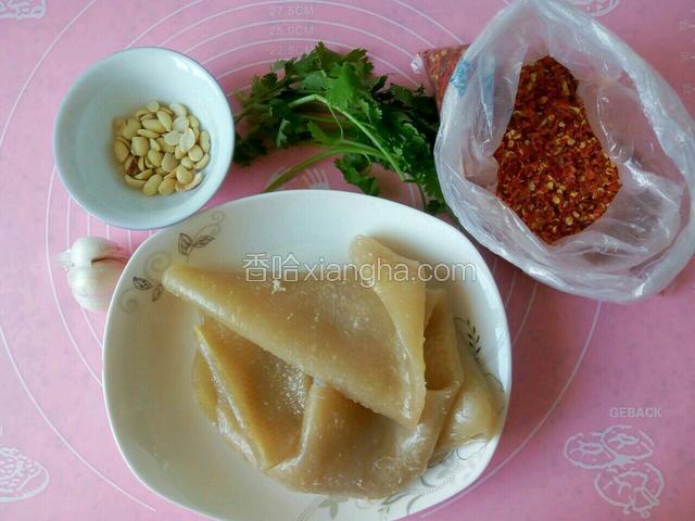 准备好食材，肉皮是以前烀好冻着的
