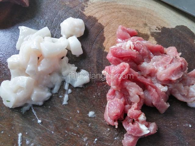 瘦肉肥肉分开切丝（瘦肉放入料酒，蚝油，生粉腌制片刻）