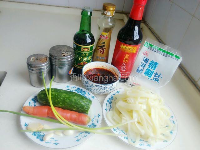 材料：味精、花椒粉、陈醋、香油、生抽、盐、自制油辣椒、黄瓜、红萝卜、葱姜蒜、凉皮。