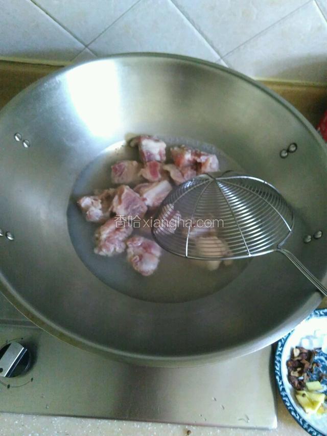 排骨放去开水中煮片刻，去除血腥！盛起晾干！
