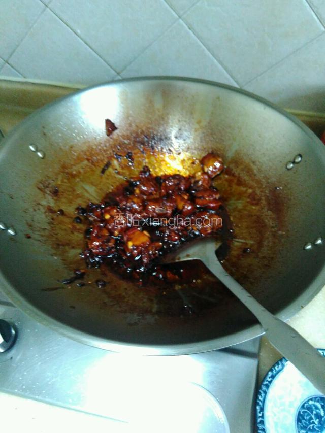 水差不多干，放适量鸡精和盐，最后，生粉加水拌均匀，沿着锅倒入，收汁！搞定！