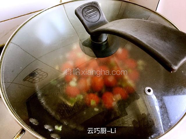 加750毫升水，盖上盖子大火煮。