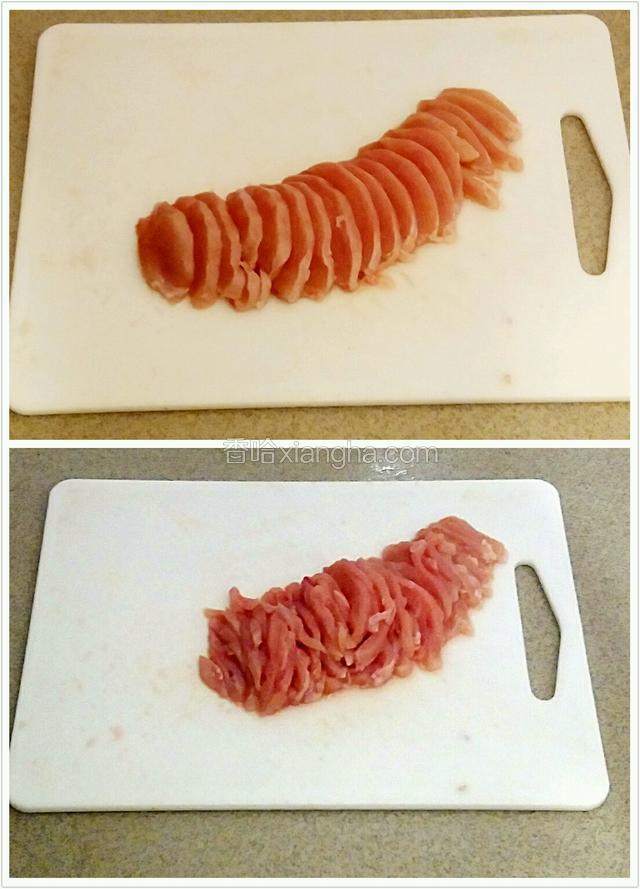 顺着鸡胸肉的纹路切成片，再切成丝。