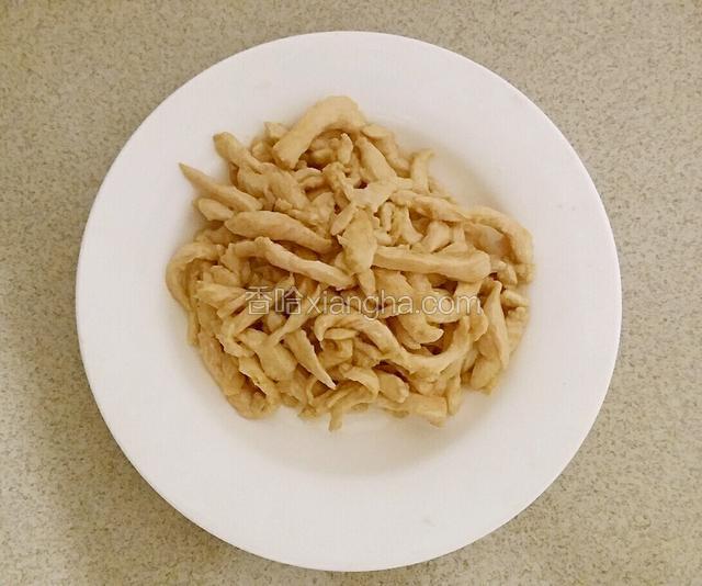 锅里热油，放入鸡丝翻炒至变色，盛出待用。