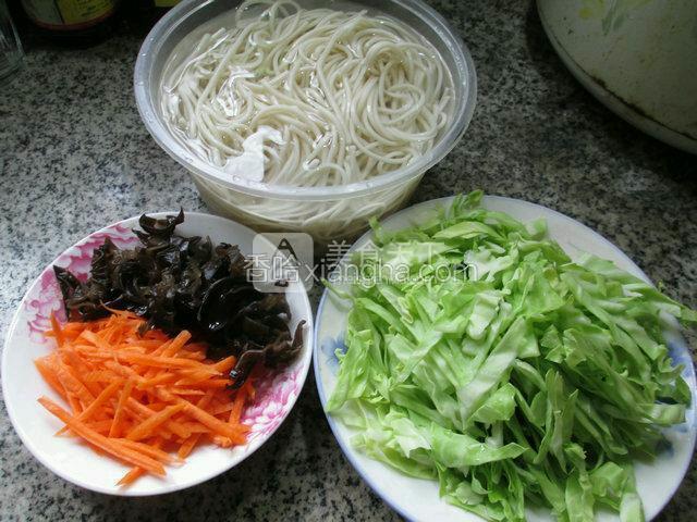 食材：胡萝卜丝、黑木耳（已泡发清洗切切丝）、圆白菜（已清洗切丝）、面条（已焯水过凉）