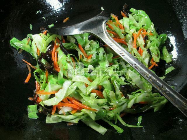 接着，合入切好的圆白菜翻炒翻炒。