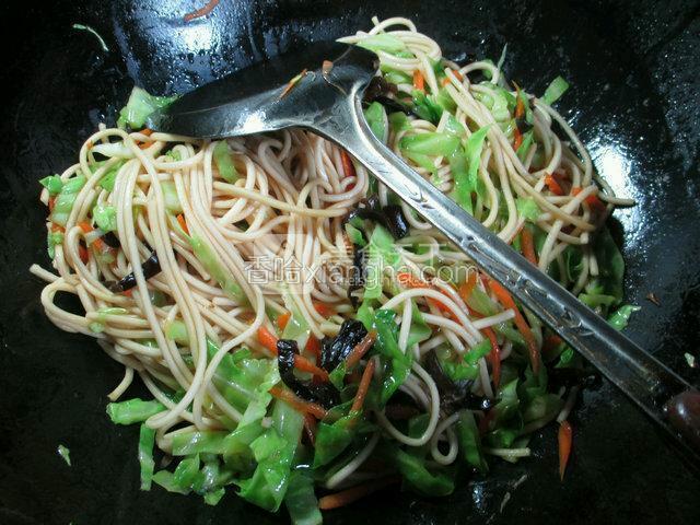  调味炒匀，即成。