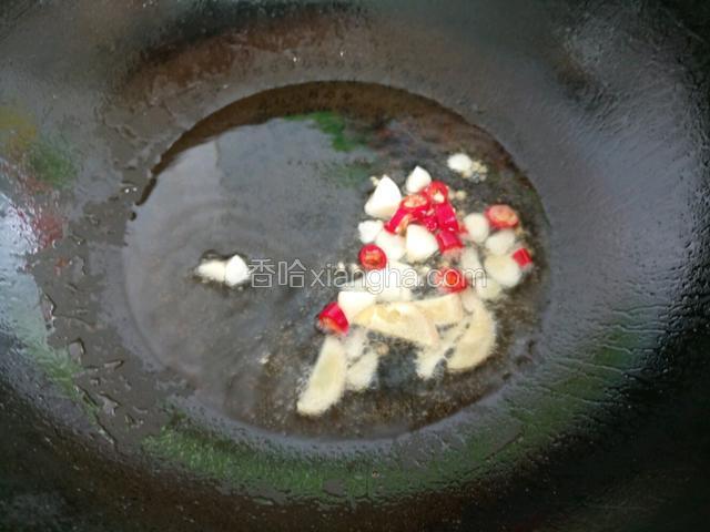 锅中烧油下蒜姜米椒爆香，加肉翻炒。（炒肉的图片不只怎么给删了，只好文字说明)