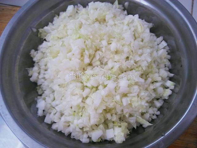 白菜茎切末，加入适量盐腌制15分钟