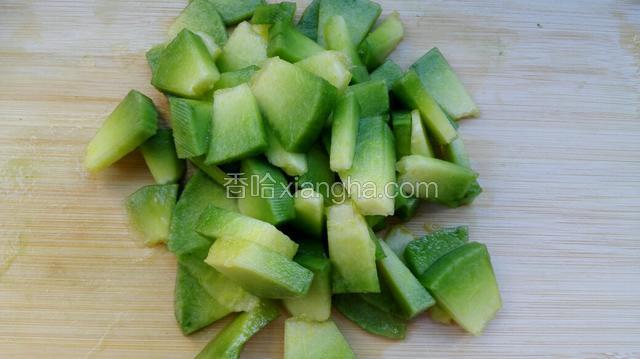 香瓜切成小碎块。