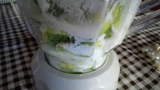 把香瓜块和酸奶，白糖放入榨汁机里榨成汁。