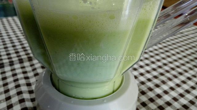 榨好的香瓜汁，打开盖子香瓜的香气扑鼻而来。