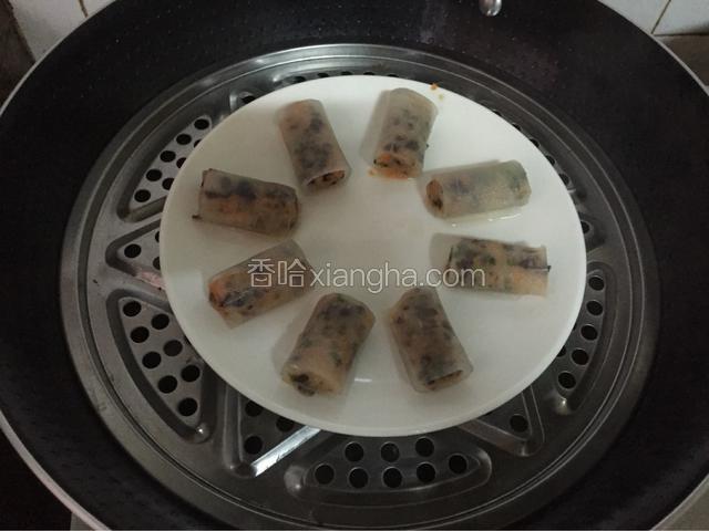 锅中放入适量清水烧开后放入卷好的鸡肉卷，大火蒸5-10分钟