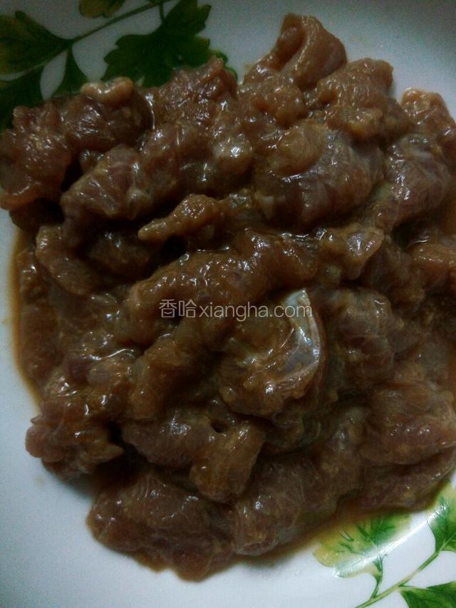 瘦肉加入适量鸡精粉，适量嫩肉粉，五香粉，生抽，拌均匀，腌渍十分钟。