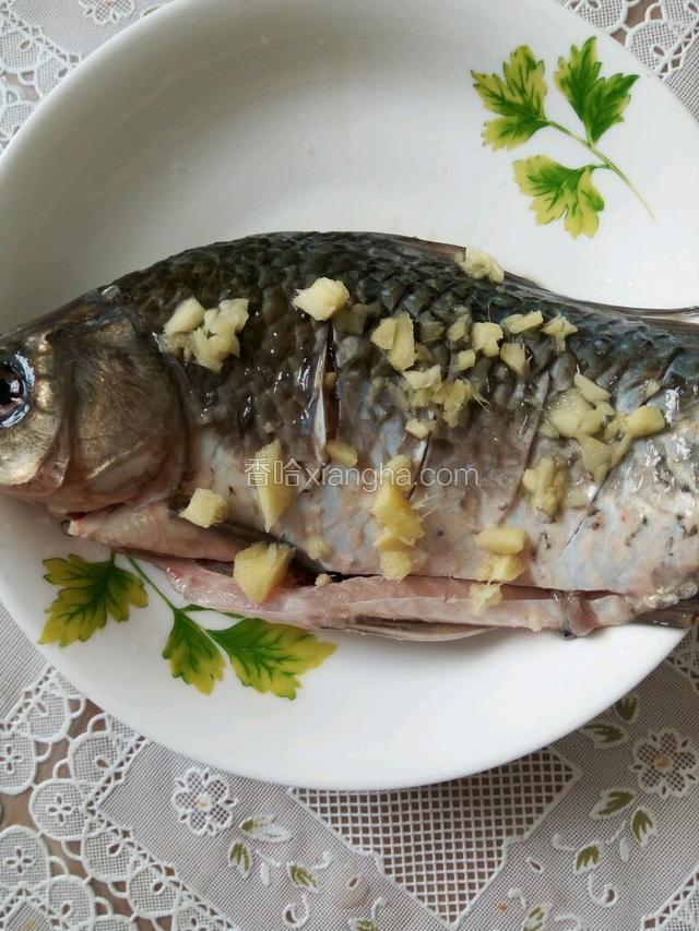 鲫鱼加适量盐，生姜，料酒腌渍十分钟去腥。