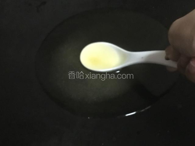 锅里加入十勺麦芽糖（100g左右），砂糖120g，平时吃饭的碗一碗水，加热锅熬糖浆