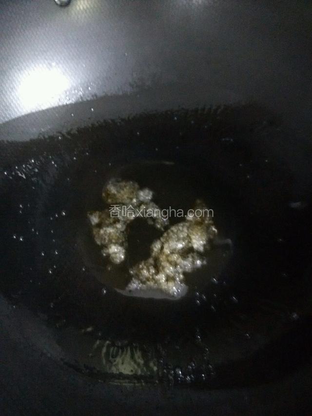 锅中放一点点油。放入一勺白糖，开小火炒至白糖完全化掉，颜色变成酱油色。